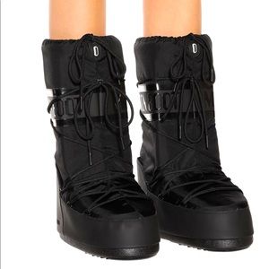 NEW WITH TAGS ORIGINAL BLACK MOONBOOTS MOON BOOTS